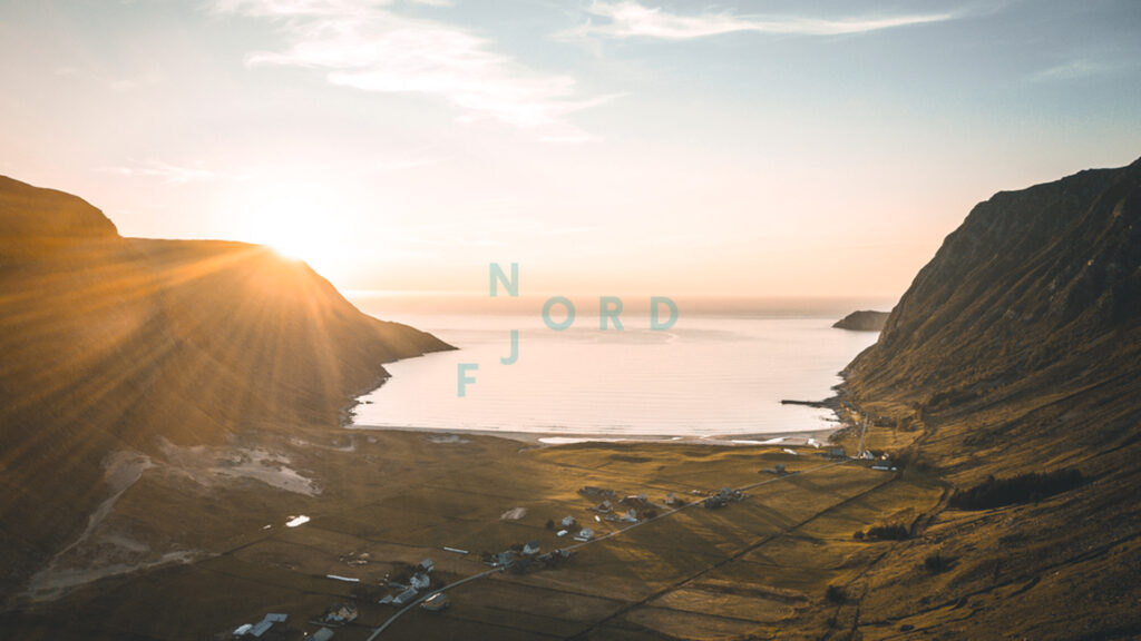 Illustrasjonsfoto av Hoddevik i Stad i solnedgang, med Visit Nordfjord-logoen. Foto Ruben Soltvedt